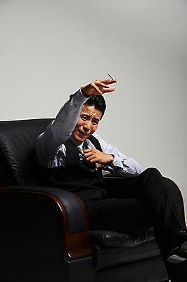 포토 JPG 스튜디오촬영 남자 흡연 담배 실내 한명 앉기 정장 손짓 상반신 성인 30대 한국인 부름 건달 가죽소파 답답함 성인남자한명만 장년남자한명만 국내포토 1 옷 모션 사람 동양인 내부 장년 소파 감각 남자한명만 성인남자만 장년남자만 파일형식