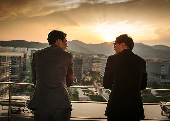 포토 JPG 주간 남자 여유 난간 휴식 대화 정장 상반신 성인 야외 두명 뒷모습 30대 마주보기 기댐 일몰 한국인 발코니 도시 비즈니스맨 격려 위로 성인남자만 국내포토 자연요소 옷 감정 뷰포인트 컨셉 비즈니스 모션 말하기 사람 동양인 장년 노을 직장인 남자만 성인만 파일형식