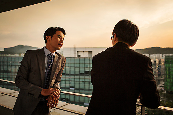 포토 JPG 주간 남자 여유 난간 휴식 대화 정장 상반신 성인 야외 두명 앞모습 뒷모습 30대 마주보기 기댐 일몰 한국인 발코니 도시 비즈니스맨 격려 위로 성인남자만 국내포토 자연요소 옷 감정 뷰포인트 컨셉 비즈니스 모션 말하기 사람 동양인 장년 노을 직장인 남자만 성인만 파일형식