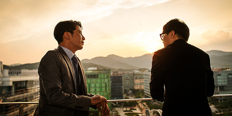 포토 JPG 주간 남자 여유 난간 휴식 대화 정장 상반신 성인 야외 두명 옆모습 뒷모습 30대 마주보기 기댐 일몰 한국인 발코니 도시 비즈니스맨 격려 위로 성인남자만 국내포토 자연요소 옷 감정 뷰포인트 컨셉 비즈니스 모션 말하기 사람 동양인 장년 노을 직장인 남자만 성인만 파일형식