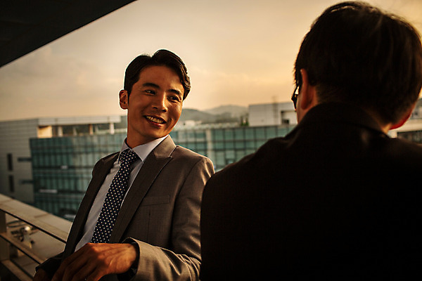 포토 JPG 주간 남자 여유 난간 휴식 대화 정장 상반신 성인 야외 두명 앞모습 뒷모습 30대 마주보기 기댐 일몰 한국인 발코니 도시 비즈니스맨 격려 위로 성인남자만 국내포토 자연요소 옷 감정 뷰포인트 컨셉 비즈니스 모션 말하기 사람 동양인 장년 노을 직장인 남자만 성인만 파일형식