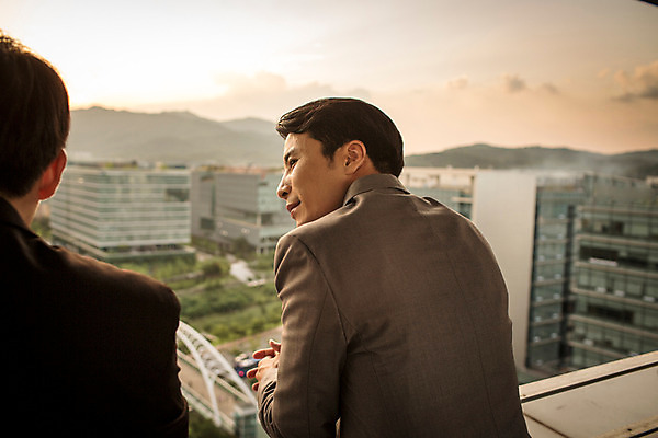 포토 JPG 주간 남자 여유 난간 휴식 대화 정장 상반신 성인 야외 두명 뒷모습 30대 기댐 일몰 한국인 발코니 도시 비즈니스맨 격려 위로 성인남자만 국내포토 자연요소 옷 감정 뷰포인트 컨셉 비즈니스 모션 말하기 사람 동양인 장년 노을 직장인 남자만 성인만 파일형식