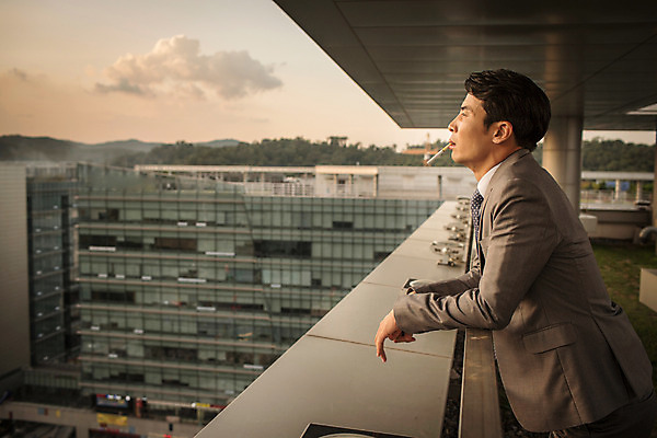 포토 JPG 주간 남자 난간 휴식 흡연 담배 한명 정장 상반신 성인 야외 옆모습 30대 기댐 일몰 한국인 발코니 도시 비즈니스맨 고독 고민 성인남자한명만 장년남자한명만 국내포토 자연요소 1 옷 감정 뷰포인트 컨셉 비즈니스 모션 사람 동양인 장년 노을 직장인 남자한명만 성인남자만 장년남자만 파일형식