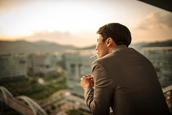 포토 JPG 주간 남자 난간 휴식 흡연 담배 한명 정장 상반신 성인 야외 뒷모습 30대 기댐 일몰 한국인 발코니 도시 비즈니스맨 고독 고민 성인남자한명만 장년남자한명만 국내포토 자연요소 1 옷 감정 뷰포인트 컨셉 비즈니스 모션 사람 동양인 장년 노을 직장인 남자한명만 성인남자만 장년남자만 파일형식