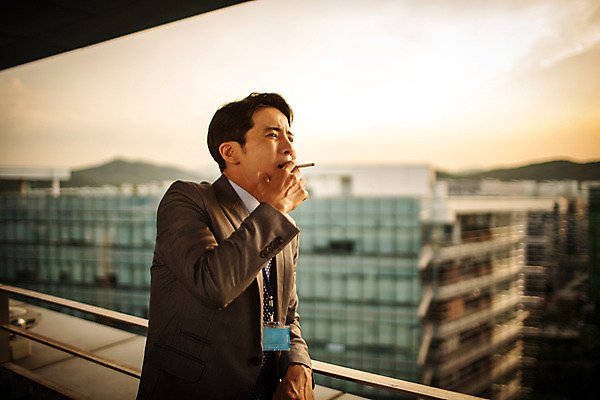 포토 JPG 주간 남자 난간 휴식 흡연 담배 한명 정장 상반신 성인 야외 30대 기댐 일몰 한국인 발코니 도시 비즈니스맨 고독 고민 사원증 성인남자한명만 장년남자한명만 국내포토 자연요소 1 옷 감정 컨셉 비즈니스 모션 사람 동양인 장년 노을 직장인 남자한명만 성인남자만 장년남자만 파일형식