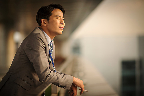 포토 JPG 주간 남자 난간 휴식 흡연 담배 한명 정장 상반신 성인 야외 옆모습 30대 기댐 일몰 한국인 발코니 도시 비즈니스맨 고독 고민 성인남자한명만 장년남자한명만 국내포토 자연요소 1 옷 감정 뷰포인트 컨셉 비즈니스 모션 사람 동양인 장년 노을 직장인 남자한명만 성인남자만 장년남자만 파일형식