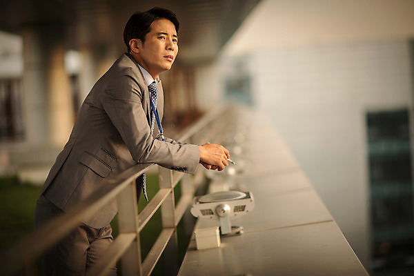 포토 JPG 주간 남자 난간 휴식 흡연 담배 한명 정장 상반신 성인 야외 옆모습 30대 기댐 일몰 한국인 발코니 도시 비즈니스맨 고독 고민 성인남자한명만 장년남자한명만 국내포토 자연요소 1 옷 감정 뷰포인트 컨셉 비즈니스 모션 사람 동양인 장년 노을 직장인 남자한명만 성인남자만 장년남자만 파일형식