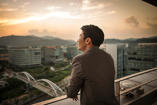 포토 JPG 주간 남자 난간 휴식 흡연 담배 한명 정장 상반신 성인 야외 뒷모습 30대 기댐 일몰 한국인 발코니 도시 비즈니스맨 고독 고민 성인남자한명만 장년남자한명만 국내포토 자연요소 1 옷 감정 뷰포인트 컨셉 비즈니스 모션 사람 동양인 장년 노을 직장인 남자한명만 성인남자만 장년남자만 파일형식