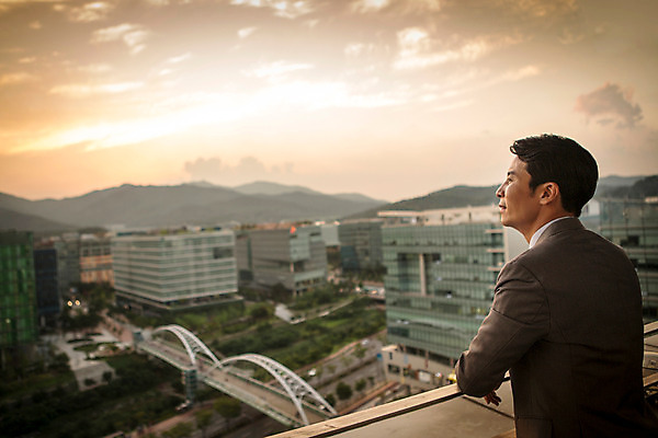 포토 JPG 주간 남자 난간 휴식 흡연 담배 한명 정장 상반신 성인 야외 뒷모습 30대 기댐 일몰 한국인 발코니 도시 비즈니스맨 고독 고민 성인남자한명만 장년남자한명만 국내포토 자연요소 1 옷 감정 뷰포인트 컨셉 비즈니스 모션 사람 동양인 장년 노을 직장인 남자한명만 성인남자만 장년남자만 파일형식