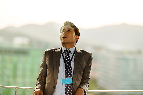 포토 JPG 주간 남자 난간 휴식 흡연 담배 한명 정장 상반신 성인 야외 앞모습 30대 기댐 한국인 발코니 도시 비즈니스맨 고독 고민 사원증 국내포토 자연요소 1 옷 감정 뷰포인트 컨셉 비즈니스 모션 사람 동양인 장년 직장인 파일형식