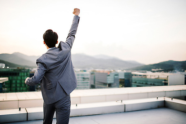 포토 JPG 주간 남자 휴식 한명 서기 정장 상반신 성인 야외 뒷모습 30대 손들기 파이팅 주먹 기쁨 한국인 도시 비즈니스맨 옥상 상쾌 성인남자한명만 장년남자한명만 국내포토 자연요소 1 옷 감정 뷰포인트 컨셉 비즈니스 모션 사람 동양인 장년 직장인 남자한명만 성인남자만 장년남자만 파일형식