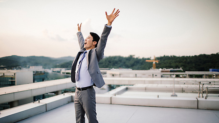 포토 JPG 주간 남자 휴식 한명 서기 정장 상반신 성인 야외 옆모습 30대 손들기 외침 기쁨 만세 한국인 도시 비즈니스맨 옥상 상쾌 사원증 성인남자한명만 장년남자한명만 국내포토 자연요소 1 옷 감정 뷰포인트 컨셉 비즈니스 모션 사람 동양인 장년 소리 직장인 남자한명만 성인남자만 장년남자만 파일형식