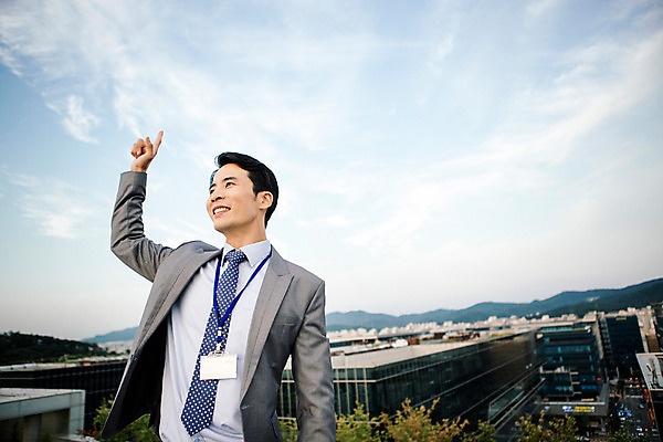 포토 JPG 주간 남자 여유 휴식 한명 미소 정장 상반신 성인 야외 앞모습 30대 손들기 한국인 가리킴 도시 비즈니스맨 옥상 상쾌 사원증 성인남자한명만 장년남자한명만 국내포토 자연요소 1 옷 감정 뷰포인트 컨셉 비즈니스 모션 표정 사람 동양인 손짓 장년 직장인 남자한명만 성인남자만 장년남자만 파일형식