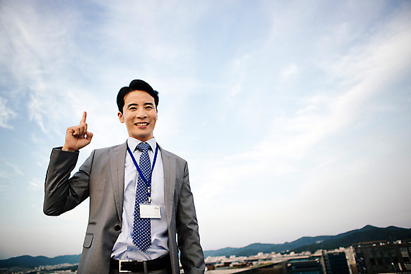 포토 JPG 주간 남자 여유 휴식 한명 미소 정장 상반신 성인 야외 앞모습 30대 한국인 가리킴 도시 비즈니스맨 옥상 상쾌 사원증 성인남자한명만 장년남자한명만 국내포토 자연요소 1 옷 감정 뷰포인트 컨셉 비즈니스 표정 사람 동양인 손짓 장년 직장인 남자한명만 성인남자만 장년남자만 파일형식