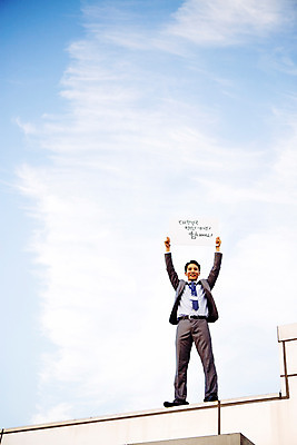 포토 JPG 주간 전신 남자 여유 응원 하늘 휴식 한명 서기 들기 정장 성인 야외 앞모습 30대 손들기 한국인 표어 직장인 비즈니스맨 자신감 옥상 상쾌 격려 사원증 위로 성인남자한명만 장년남자한명만 국내포토 자연요소 직업 1 옷 감정 뷰포인트 컨셉 비즈니스 모션 사람 동양인 장년 남자한명만 성인남자만 장년남자만 파일형식