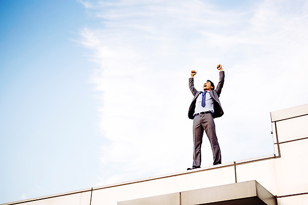 포토 JPG 주간 전신 남자 여유 하늘 휴식 한명 서기 정장 성인 야외 앞모습 30대 손들기 만세 한국인 비즈니스맨 자신감 옥상 상쾌 사원증 성인남자한명만 장년남자한명만 국내포토 자연요소 1 옷 감정 뷰포인트 컨셉 비즈니스 모션 사람 동양인 장년 직장인 남자한명만 성인남자만 장년남자만 파일형식