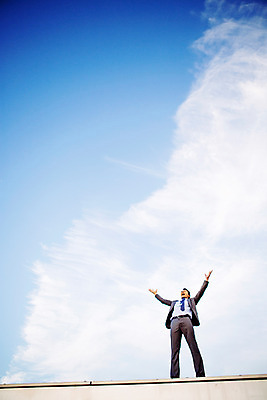 포토 JPG 주간 남자 여유 하늘 휴식 한명 서기 정장 상반신 성인 야외 앞모습 30대 손들기 만세 한국인 비즈니스맨 자신감 옥상 상쾌 사원증 성인남자한명만 장년남자한명만 국내포토 자연요소 1 옷 감정 뷰포인트 컨셉 비즈니스 모션 사람 동양인 장년 직장인 남자한명만 성인남자만 장년남자만 파일형식