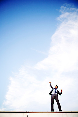 포토 JPG 주간 남자 여유 하늘 휴식 한명 서기 정장 상반신 성인 야외 앞모습 30대 손들기 파이팅 한국인 비즈니스맨 자신감 옥상 상쾌 사원증 성인남자한명만 장년남자한명만 국내포토 자연요소 1 옷 감정 뷰포인트 컨셉 비즈니스 모션 사람 동양인 장년 직장인 남자한명만 성인남자만 장년남자만 파일형식