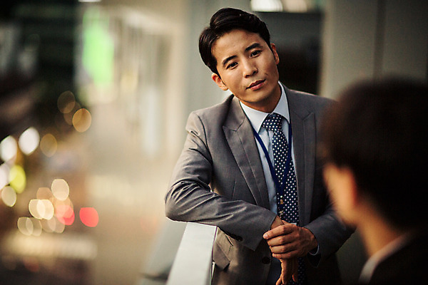 포토 JPG 주간 남자 여유 난간 휴식 대화 정장 상반신 성인 야외 두명 앞모습 아웃포커스 30대 마주보기 기댐 일몰 한국인 발코니 도시 비즈니스맨 격려 위로 성인남자만 국내포토 자연요소 옷 감정 뷰포인트 컨셉 비즈니스 모션 촬영기법 말하기 사람 동양인 장년 노을 직장인 남자만 성인만 파일형식