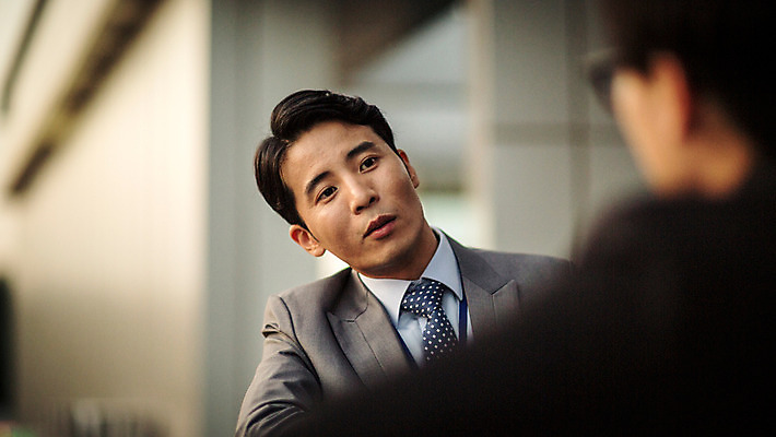 포토 JPG 주간 남자 여유 휴식 대화 정장 상반신 성인 야외 두명 앞모습 아웃포커스 30대 마주보기 일몰 한국인 발코니 도시 비즈니스맨 격려 위로 성인남자만 국내포토 자연요소 옷 감정 뷰포인트 컨셉 비즈니스 모션 촬영기법 말하기 사람 동양인 장년 노을 직장인 남자만 성인만 파일형식