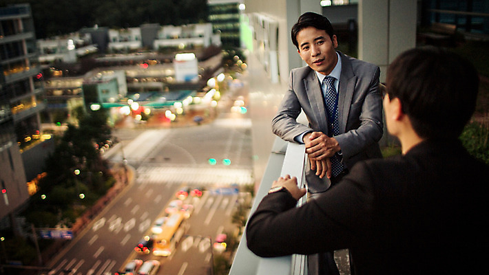 포토 JPG 주간 남자 여유 난간 휴식 대화 정장 상반신 성인 야외 두명 앞모습 뒷모습 30대 마주보기 기댐 일몰 한국인 발코니 도시 비즈니스맨 격려 위로 성인남자만 국내포토 자연요소 옷 감정 뷰포인트 컨셉 비즈니스 모션 말하기 사람 동양인 장년 노을 직장인 남자만 성인만 파일형식