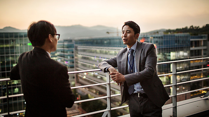 포토 JPG 주간 남자 여유 난간 휴식 대화 정장 상반신 성인 야외 두명 앞모습 뒷모습 30대 마주보기 기댐 일몰 한국인 발코니 도시 비즈니스맨 격려 위로 성인남자만 국내포토 자연요소 옷 감정 뷰포인트 컨셉 비즈니스 모션 말하기 사람 동양인 장년 노을 직장인 남자만 성인만 파일형식