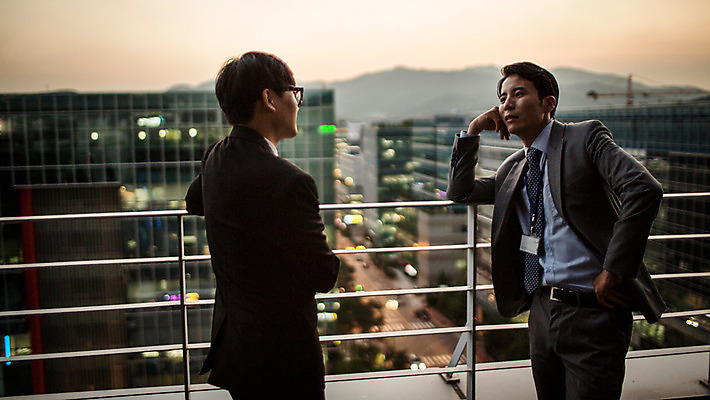 포토 JPG 주간 남자 여유 난간 휴식 대화 정장 상반신 성인 야외 두명 옆모습 30대 마주보기 기댐 일몰 한국인 발코니 도시 비즈니스맨 격려 사원증 위로 성인남자만 국내포토 자연요소 옷 감정 뷰포인트 컨셉 비즈니스 모션 말하기 사람 동양인 장년 노을 직장인 남자만 성인만 파일형식