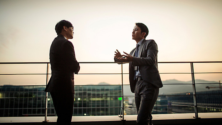 포토 JPG 주간 남자 여유 난간 휴식 대화 정장 상반신 성인 야외 두명 옆모습 30대 마주보기 기댐 일몰 한국인 발코니 도시 비즈니스맨 격려 위로 성인남자만 국내포토 자연요소 옷 감정 뷰포인트 컨셉 비즈니스 모션 말하기 사람 동양인 장년 노을 직장인 남자만 성인만 파일형식