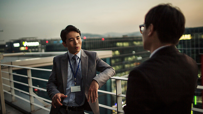포토 JPG 주간 남자 여유 난간 휴식 대화 정장 상반신 성인 야외 두명 앞모습 뒷모습 30대 마주보기 기댐 일몰 한국인 발코니 도시 비즈니스맨 격려 사원증 위로 성인남자만 국내포토 자연요소 옷 감정 뷰포인트 컨셉 비즈니스 모션 말하기 사람 동양인 장년 노을 직장인 남자만 성인만 파일형식