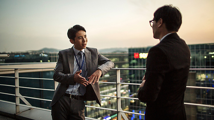 포토 JPG 주간 남자 여유 난간 휴식 대화 정장 상반신 성인 야외 두명 앞모습 뒷모습 30대 마주보기 기댐 일몰 한국인 발코니 도시 비즈니스맨 격려 위로 성인남자만 국내포토 자연요소 옷 감정 뷰포인트 컨셉 비즈니스 모션 말하기 사람 동양인 장년 노을 직장인 남자만 성인만 파일형식