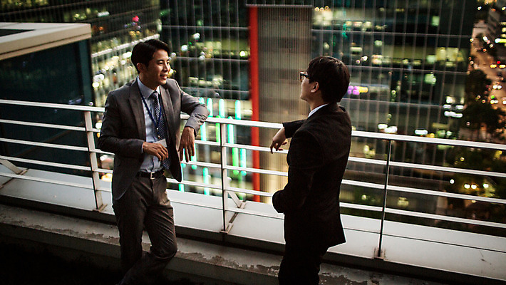 포토 JPG 주간 남자 여유 난간 휴식 대화 정장 상반신 성인 야외 두명 옆모습 30대 마주보기 기댐 일몰 한국인 발코니 도시 비즈니스맨 격려 사원증 위로 성인남자만 국내포토 자연요소 옷 감정 뷰포인트 컨셉 비즈니스 모션 말하기 사람 동양인 장년 노을 직장인 남자만 성인만 파일형식