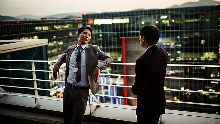 포토 JPG 주간 남자 여유 난간 휴식 대화 정장 상반신 성인 야외 두명 앞모습 옆모습 30대 마주보기 기댐 일몰 한국인 발코니 도시 비즈니스맨 격려 사원증 위로 성인남자만 국내포토 자연요소 옷 감정 뷰포인트 컨셉 비즈니스 모션 말하기 사람 동양인 장년 노을 직장인 남자만 성인만 파일형식