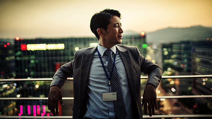 포토 JPG 주간 남자 여유 난간 휴식 한명 정장 상반신 성인 야외 앞모습 30대 기댐 일몰 한국인 발코니 도시 비즈니스맨 사원증 성인남자한명만 장년남자한명만 국내포토 자연요소 1 옷 감정 뷰포인트 컨셉 비즈니스 모션 사람 동양인 장년 노을 직장인 남자한명만 성인남자만 장년남자만 파일형식