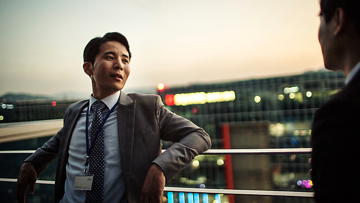 포토 JPG 주간 남자 여유 난간 휴식 대화 정장 상반신 성인 야외 두명 앞모습 30대 마주보기 기댐 일몰 한국인 발코니 도시 비즈니스맨 격려 사원증 위로 성인남자만 국내포토 자연요소 옷 감정 뷰포인트 컨셉 비즈니스 모션 말하기 사람 동양인 장년 노을 직장인 남자만 성인만 파일형식