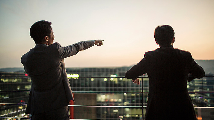 포토 JPG 주간 남자 여유 난간 휴식 대화 정장 상반신 성인 야외 두명 뒷모습 30대 일몰 한국인 발코니 가리킴 도시 비즈니스맨 격려 위로 성인남자만 국내포토 자연요소 옷 감정 뷰포인트 컨셉 비즈니스 모션 말하기 사람 동양인 손짓 장년 노을 직장인 남자만 성인만 파일형식