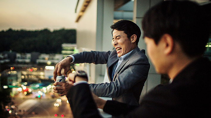 포토 JPG 주간 남자 난간 휴식 정장 상반신 성인 야외 두명 옆모습 30대 일몰 한국인 발코니 도시 비즈니스맨 오픈 격려 캔맥주 위로 성인남자만 국내포토 자연요소 옷 감정 뷰포인트 컨셉 비즈니스 모션 맥주 사람 동양인 장년 노을 직장인 캔 남자만 성인만 파일형식