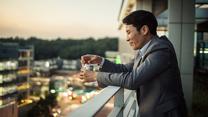 포토 JPG 주간 남자 여유 난간 휴식 한명 정장 상반신 성인 야외 옆모습 30대 기댐 일몰 한국인 발코니 도시 비즈니스맨 캔맥주 성인남자한명만 장년남자한명만 혼족 국내포토 자연요소 1 옷 감정 뷰포인트 컨셉 비즈니스 모션 맥주 사람 동양인 장년 노을 직장인 캔 싱글라이프 남자한명만 성인남자만 장년남자만 파일형식