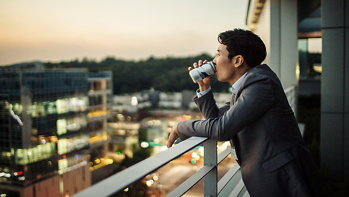 포토 JPG 주간 남자 여유 난간 휴식 한명 정장 상반신 성인 야외 옆모습 30대 기댐 일몰 한국인 마시기 발코니 도시 비즈니스맨 캔맥주 성인남자한명만 장년남자한명만 혼족 국내포토 자연요소 1 옷 감정 뷰포인트 컨셉 비즈니스 모션 맥주 사람 동양인 장년 노을 직장인 캔 싱글라이프 남자한명만 성인남자만 장년남자만 파일형식