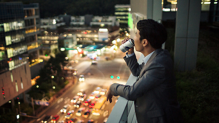포토 JPG 남자 여유 난간 휴식 한명 정장 상반신 성인 야외 옆모습 30대 기댐 일몰 한국인 마시기 발코니 도시 비즈니스맨 야간 캔맥주 성인남자한명만 장년남자한명만 혼족 국내포토 자연요소 1 옷 감정 뷰포인트 컨셉 비즈니스 모션 맥주 사람 동양인 장년 노을 직장인 캔 싱글라이프 남자한명만 성인남자만 장년남자만 파일형식