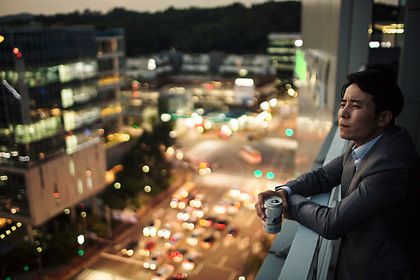 포토 JPG 주간 남자 여유 난간 휴식 한명 정장 상반신 성인 야외 옆모습 30대 기댐 일몰 한국인 발코니 도시 비즈니스맨 캔맥주 성인남자한명만 장년남자한명만 혼족 국내포토 자연요소 1 옷 감정 뷰포인트 컨셉 비즈니스 모션 맥주 사람 동양인 장년 노을 직장인 캔 싱글라이프 남자한명만 성인남자만 장년남자만 파일형식