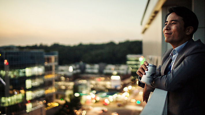 포토 JPG 주간 남자 여유 난간 휴식 한명 정장 상반신 성인 야외 옆모습 30대 기댐 일몰 한국인 발코니 도시 비즈니스맨 캔맥주 성인남자한명만 장년남자한명만 혼족 국내포토 자연요소 1 옷 감정 뷰포인트 컨셉 비즈니스 모션 맥주 사람 동양인 장년 노을 직장인 캔 싱글라이프 남자한명만 성인남자만 장년남자만 파일형식