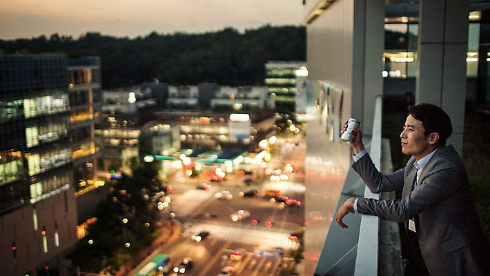 포토 JPG 주간 남자 여유 난간 휴식 한명 정장 상반신 성인 야외 옆모습 30대 기댐 일몰 한국인 발코니 도시 비즈니스맨 캔맥주 성인남자한명만 장년남자한명만 혼족 국내포토 자연요소 1 옷 감정 뷰포인트 컨셉 비즈니스 모션 맥주 사람 동양인 장년 노을 직장인 캔 싱글라이프 남자한명만 성인남자만 장년남자만 파일형식