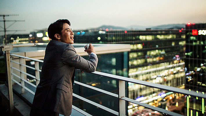 포토 JPG 주간 남자 여유 난간 휴식 한명 정장 상반신 성인 야외 옆모습 30대 기댐 일몰 한국인 발코니 도시 비즈니스맨 캔맥주 성인남자한명만 장년남자한명만 혼족 국내포토 자연요소 1 옷 감정 뷰포인트 컨셉 비즈니스 모션 맥주 사람 동양인 장년 노을 직장인 캔 싱글라이프 남자한명만 성인남자만 장년남자만 파일형식