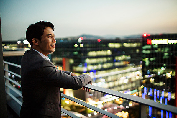 포토 JPG 주간 남자 여유 난간 휴식 한명 미소 정장 상반신 성인 야외 옆모습 30대 기댐 일몰 한국인 발코니 도시 비즈니스맨 성인남자한명만 장년남자한명만 국내포토 자연요소 1 옷 감정 뷰포인트 컨셉 비즈니스 모션 표정 사람 동양인 장년 노을 직장인 남자한명만 성인남자만 장년남자만 파일형식