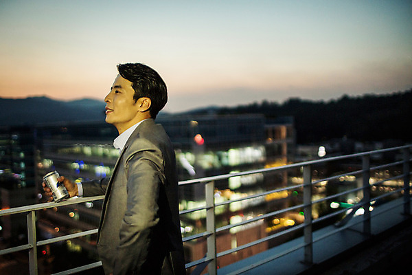 포토 JPG 주간 남자 여유 난간 휴식 한명 정장 상반신 성인 야외 옆모습 30대 기댐 일몰 한국인 발코니 도시 비즈니스맨 캔맥주 성인남자한명만 장년남자한명만 혼족 국내포토 자연요소 1 옷 감정 뷰포인트 컨셉 비즈니스 모션 맥주 사람 동양인 장년 노을 직장인 캔 싱글라이프 남자한명만 성인남자만 장년남자만 파일형식