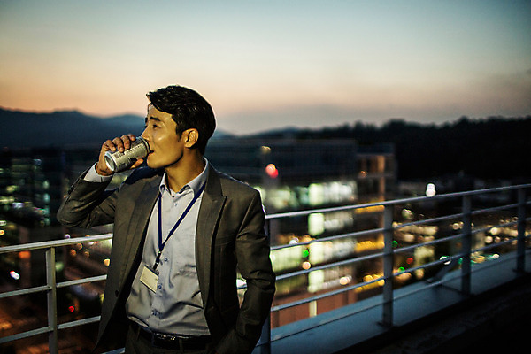 포토 JPG 주간 남자 여유 난간 휴식 한명 정장 상반신 성인 야외 앞모습 30대 기댐 일몰 한국인 마시기 발코니 도시 비즈니스맨 캔맥주 사원증 성인남자한명만 장년남자한명만 혼족 국내포토 자연요소 1 옷 감정 뷰포인트 컨셉 비즈니스 모션 맥주 사람 동양인 장년 노을 직장인 캔 싱글라이프 남자한명만 성인남자만 장년남자만 파일형식
