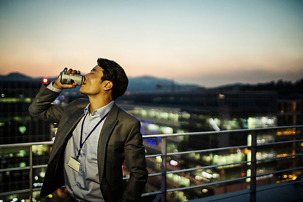 포토 JPG 주간 남자 여유 난간 휴식 한명 정장 상반신 성인 야외 앞모습 30대 기댐 일몰 한국인 마시기 발코니 도시 비즈니스맨 캔맥주 사원증 성인남자한명만 장년남자한명만 혼족 국내포토 자연요소 1 옷 감정 뷰포인트 컨셉 비즈니스 모션 맥주 사람 동양인 장년 노을 직장인 캔 싱글라이프 남자한명만 성인남자만 장년남자만 파일형식