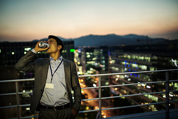 포토 JPG 주간 남자 여유 난간 휴식 한명 정장 상반신 성인 야외 앞모습 30대 기댐 일몰 한국인 마시기 발코니 도시 비즈니스맨 캔맥주 사원증 성인남자한명만 장년남자한명만 혼족 국내포토 자연요소 1 옷 감정 뷰포인트 컨셉 비즈니스 모션 맥주 사람 동양인 장년 노을 직장인 캔 싱글라이프 남자한명만 성인남자만 장년남자만 파일형식