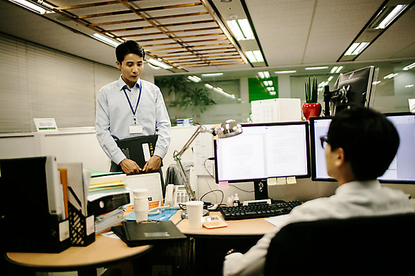 포토 JPG 남자 실내 서기 앉기 정장 상반신 성인 두명 앞모습 뒷모습 30대 사무실 한국인 짜증 비즈니스맨 상사 꾸지람 심술 괴로움 긴장 야근 성인남자만 국내포토 옷 감정 뷰포인트 비즈니스 모션 사람 동양인 내부 장년 업무 직장인 체벌 남자만 성인만 파일형식