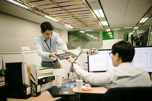 포토 JPG 남자 실내 서기 앉기 정장 상반신 성인 두명 앞모습 뒷모습 30대 사무실 한국인 짜증 비즈니스맨 상사 꾸지람 심술 괴로움 긴장 결재판 야근 성인남자만 국내포토 옷 감정 뷰포인트 비즈니스 모션 사람 동양인 내부 장년 업무 직장인 체벌 결재 남자만 성인만 파일형식